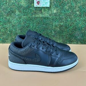 Jordan 1 Low SE (GS) ‘Black Elephant’